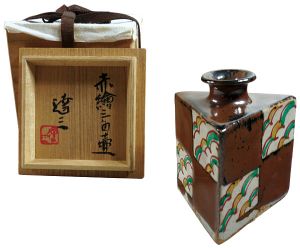 赤絵三角壷